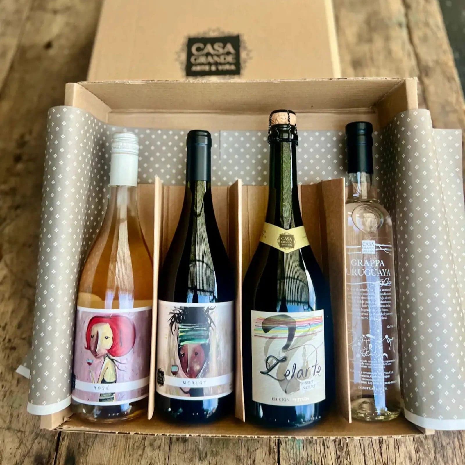 Pack Soy Anfitrión.
Contiene: 1 Rosé, 1 Merlot, 1 Zelante y 1 Grappa Clásica.